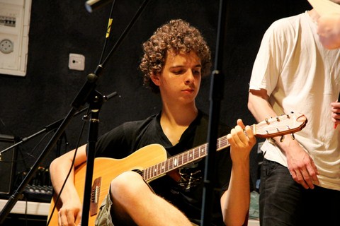 Un ado à la guitare à la colo musique et cinéma Rock The Casbah Un ado à la guitare à la colo musique et cinéma Rock The Casbah